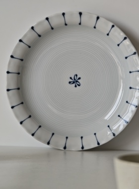 诺裔家 日本产 和心系美浓烧十草纹釉下彩蓝绘同心纹团花内肌理盘