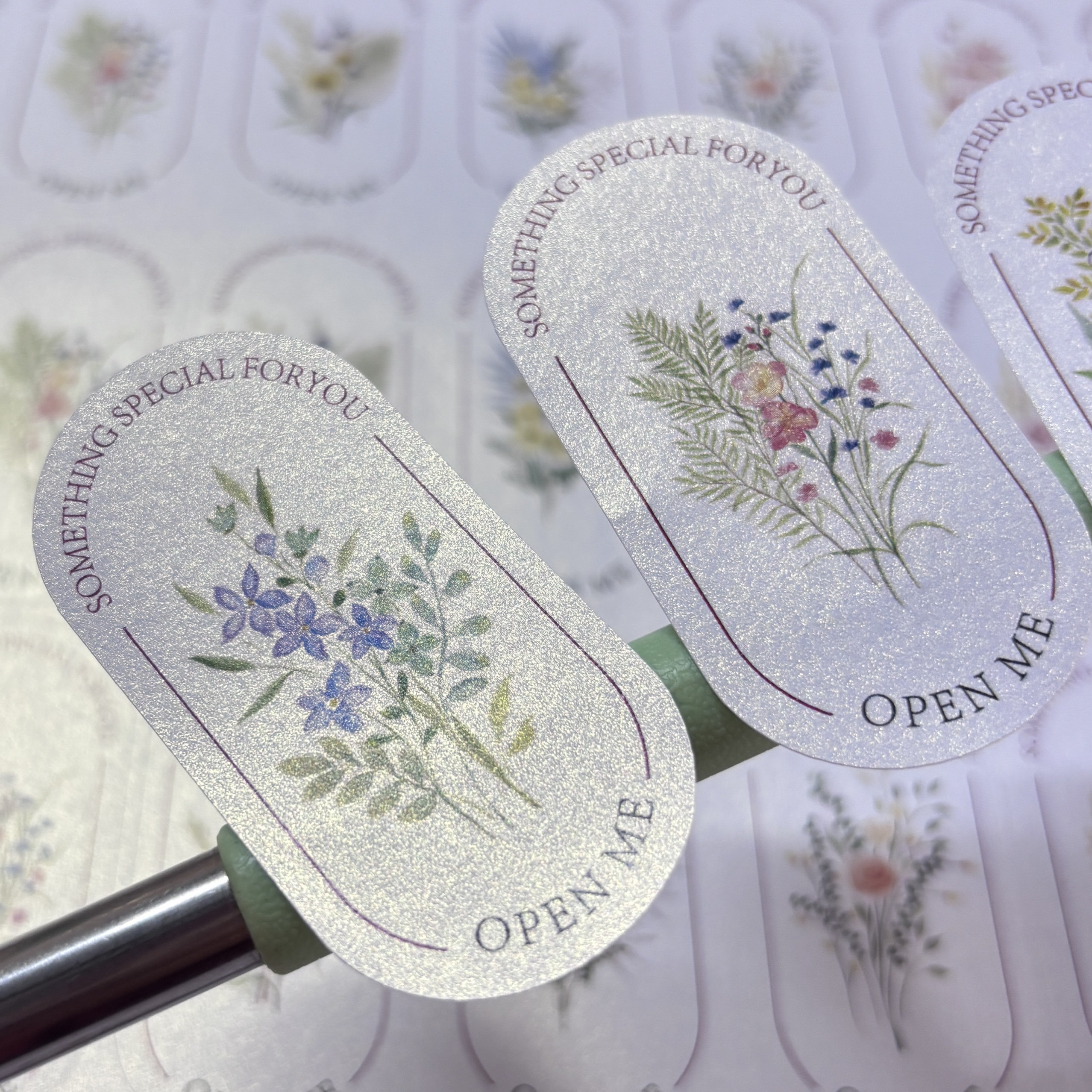花卉插画礼盒飞机盒包装封口贴纸图片