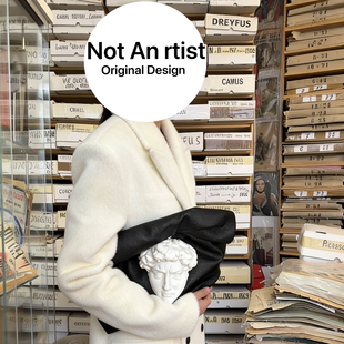 pu皮包 大卫头像卷边手拿包薄款 ins网红博主同款 艺术感凹造型个性