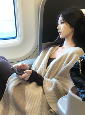 Softopia披肩女外搭2026新款秋冬高级感百搭复古针织羊绒披风围巾