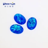 Полупрозрачный синий опал зеленый пасхальный яичный яичный яйцо.