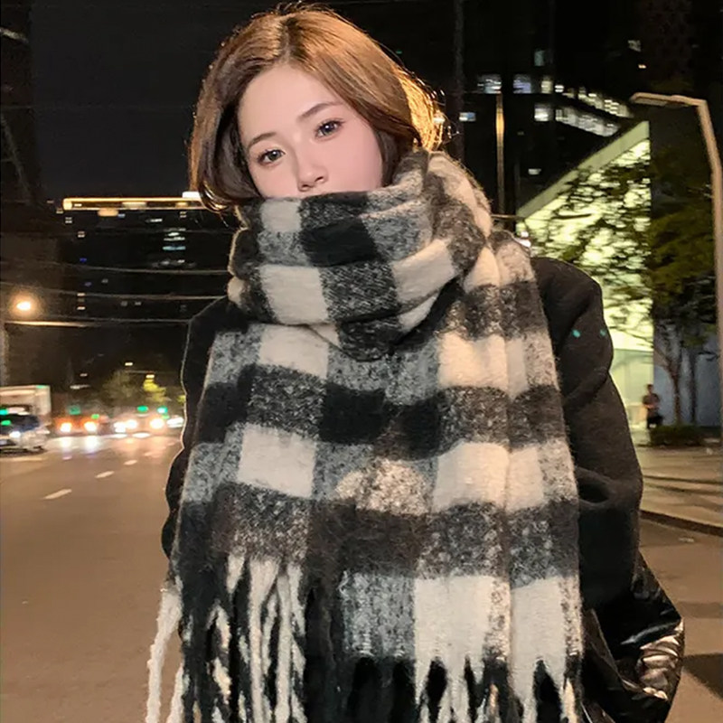 秋冬新款美拉德仿羊绒格子围巾女冬季级感百搭披肩加厚保暖围脖