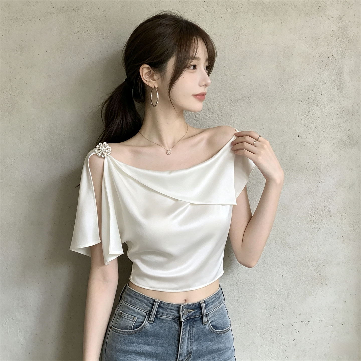 KEYANKETIAN 26177 不对称斜肩单袖上衣女夏季轻熟优雅风缎面T恤