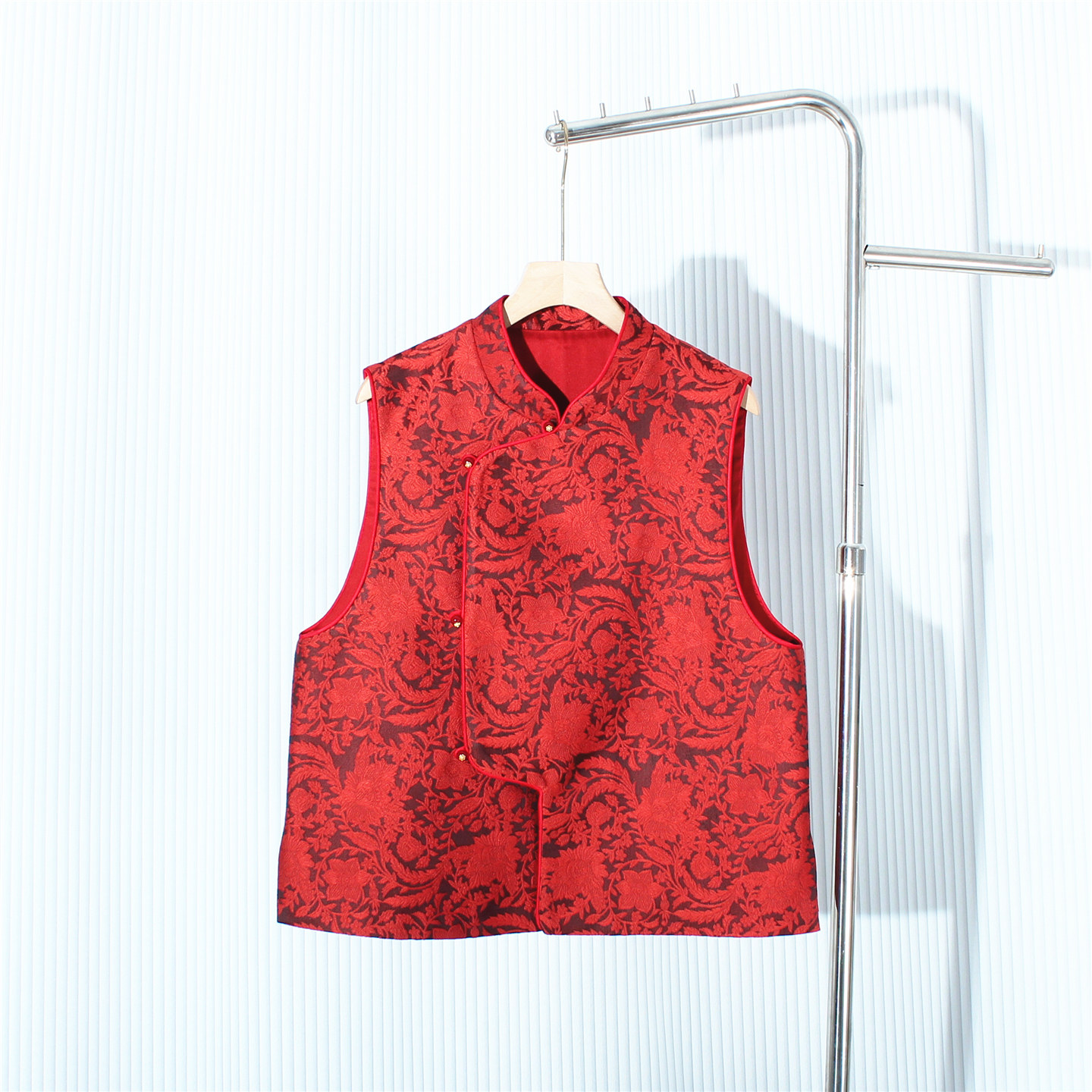 新中式新年喜庆红色提花马甲女2026春季新款洋气斜襟立领上衣背心