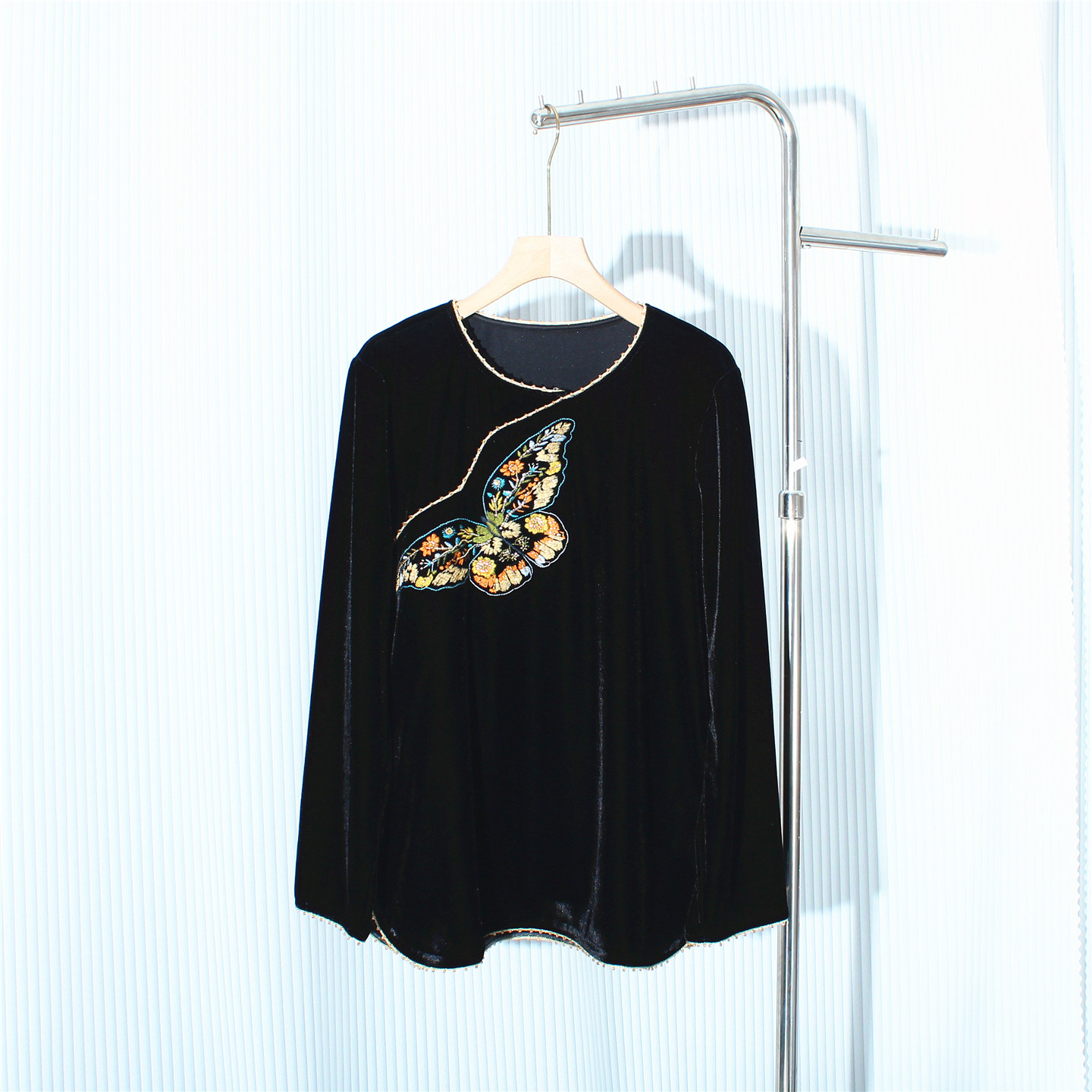 设计感小众彩色蝴蝶刺绣新中式上衣女高级感丝绒圆领长袖衬衫小衫