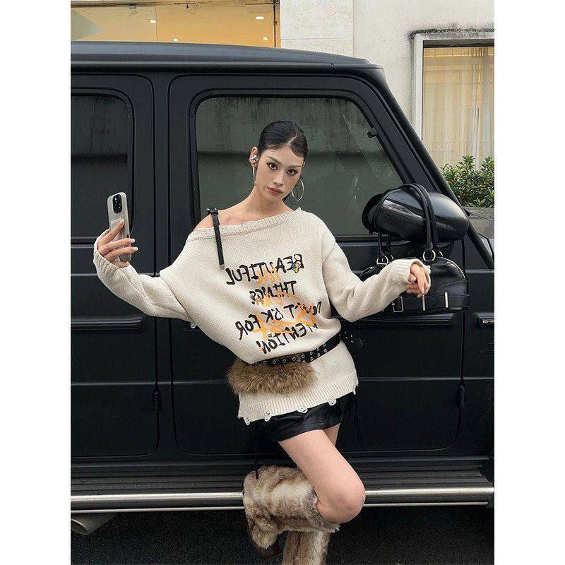 领冬季2025露肩下摆字母斜肩毛衣复古针织衫印花辣妹磨破风W1800