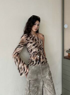 新款85228秋季辣妹豹纹风2025不规则扭结斜肩T恤女式潮流女上衣