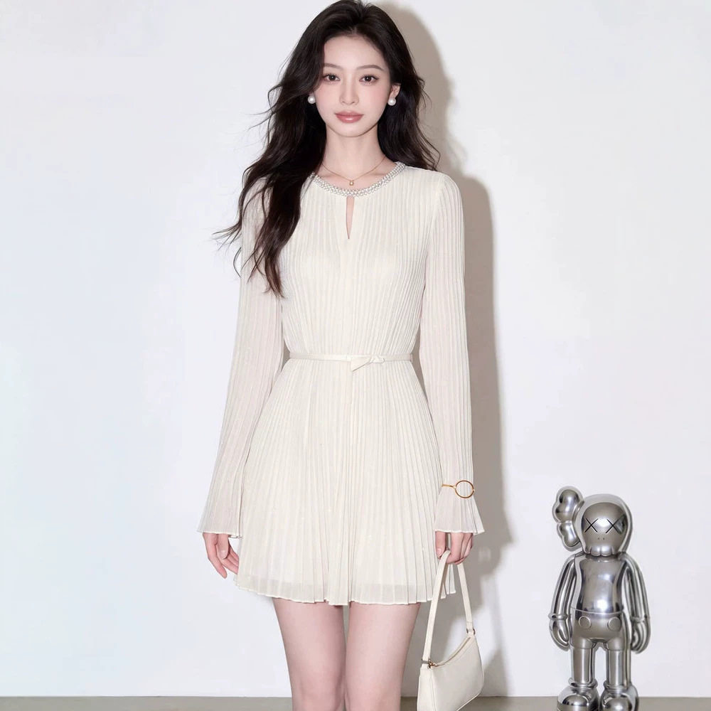 高知巨好看白月光法式显瘦气质白色褶皱圆领喇叭袖连衣裙子女秋季