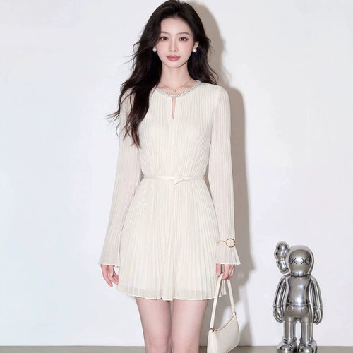 高知巨好看白月光法式显瘦气质白色褶皱圆领喇叭袖连衣裙子女秋季