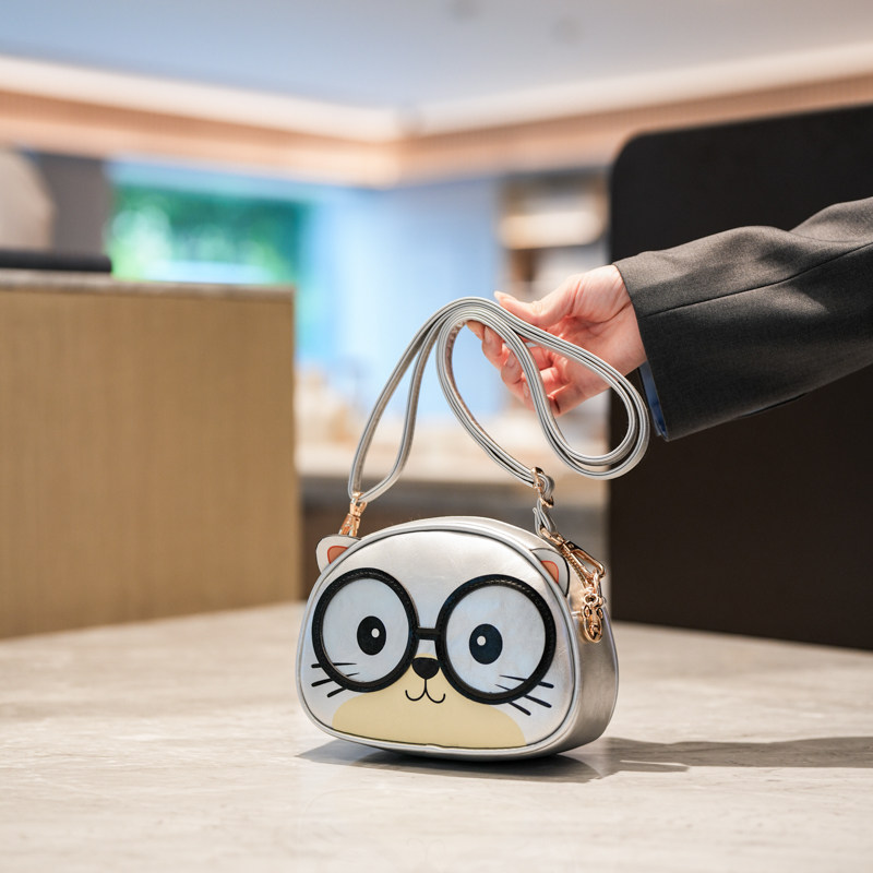 春秋包包斜挎包新款学生女孩卡通猫咪手机包可爱小背包时尚单肩包