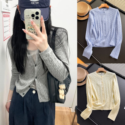 春秋女圆领纽花针织开衫