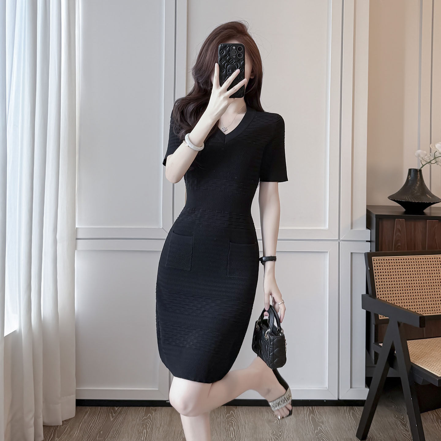 夏装新款日韩版气质V领短袖修身冰丝针织连衣裙女设计感黑色A字裙