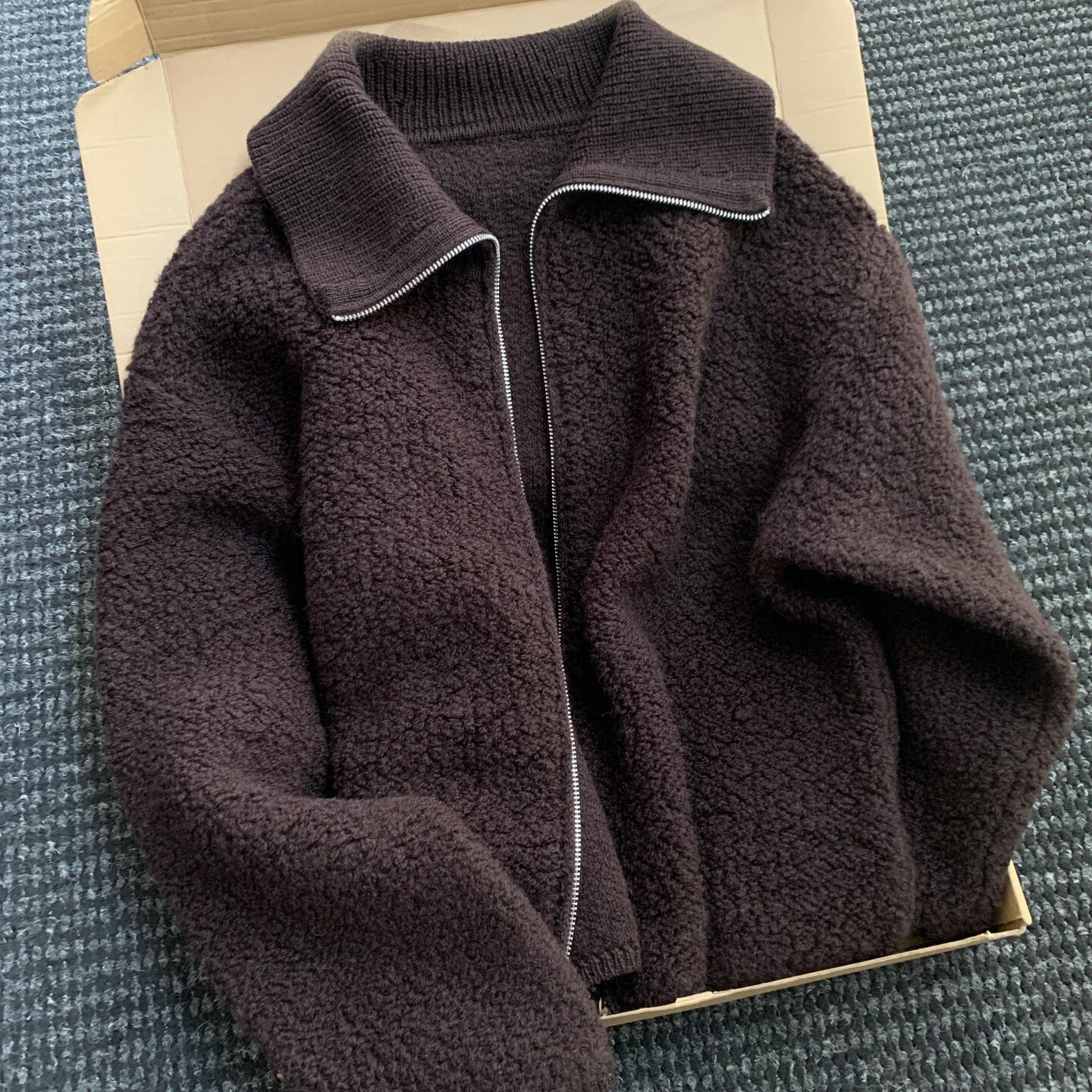 小香风棕色翻领羊羔绒毛衣外套