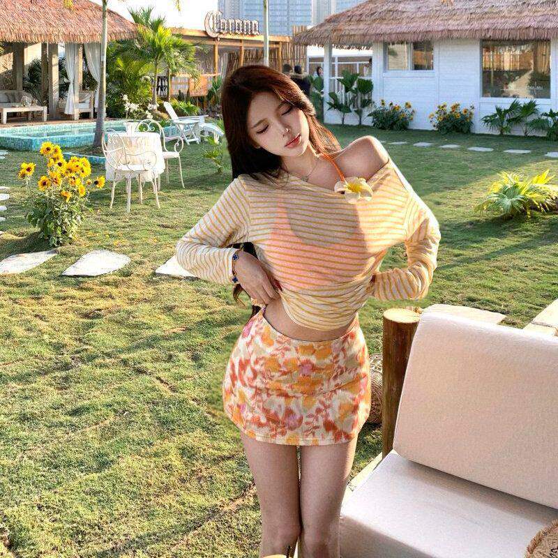 度假风穿搭套装辣妹斜肩条纹罩衫挂脖背心女冬季碎花游泳衣四件套