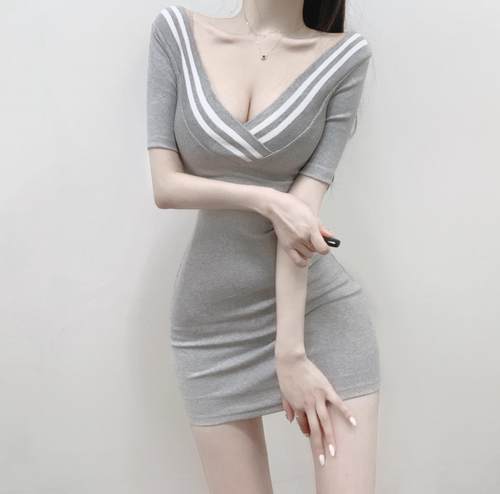 现货~51STUDIO自制性感V领中袖包臀连衣裙显身材短款显胸连衣裙