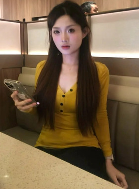 显白姜黄色辣妹纯欲打底衫T恤2024秋冬新款修身显瘦V领内搭上衣女