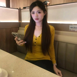 显白姜黄色辣妹纯欲打底衫T恤2024秋冬新款修身显瘦V领内搭上衣女