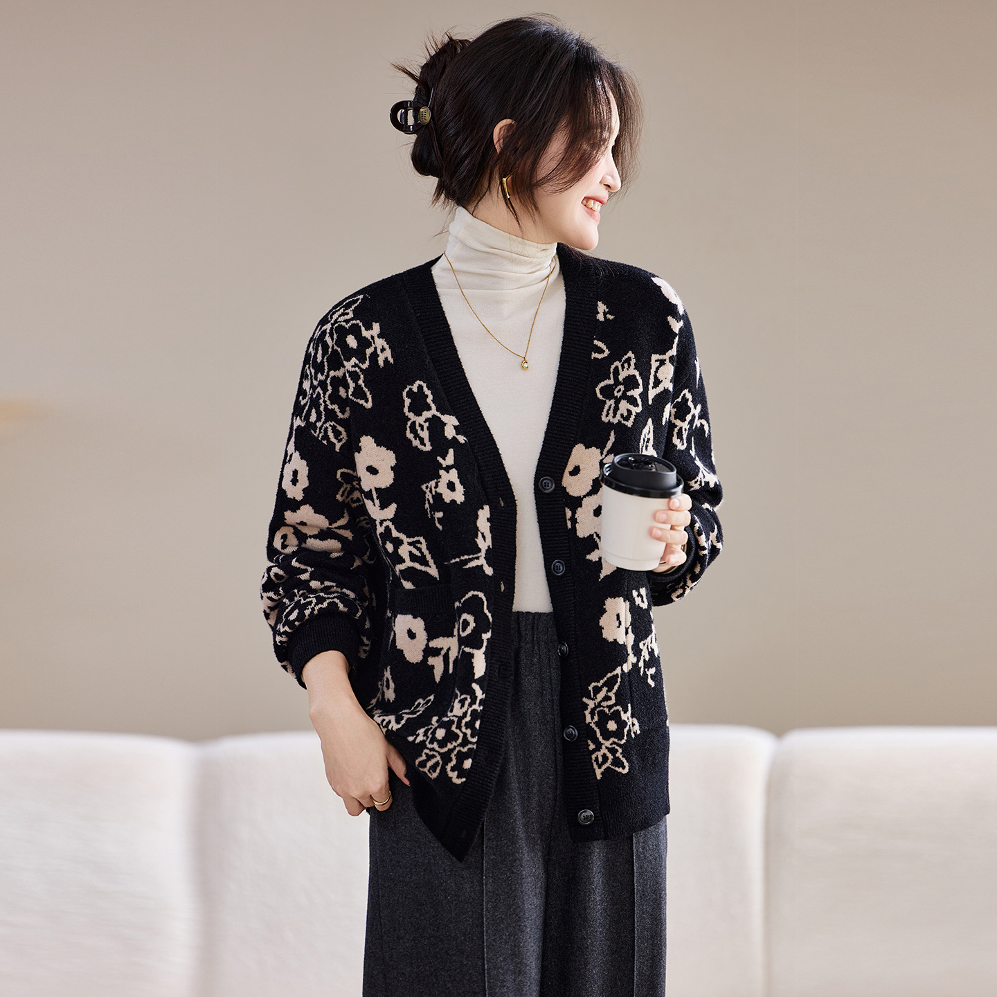 2025秋冬新款宽松显瘦针织开衫上衣宽松慵懒风厚V领毛衣外套女潮