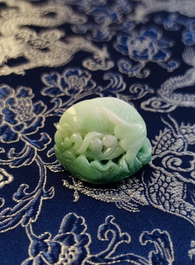 ysm翡翠A货高糯化荷叶鱼白底青辣绿色手工雕刻挂件吊坠