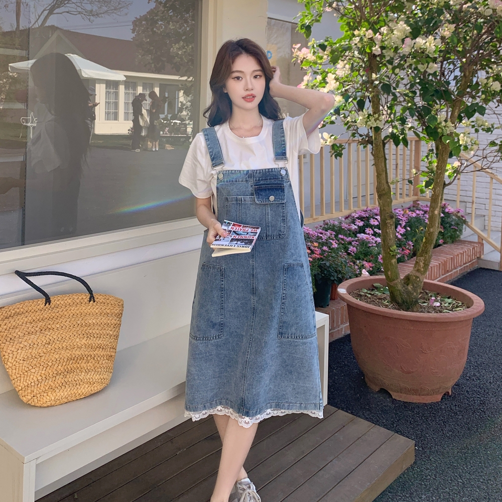 2025夏季俏皮可爱牛仔背带裙蕾丝拼接下摆中裙白T恤减龄套装女新，女装连衣裙，唯尔萱