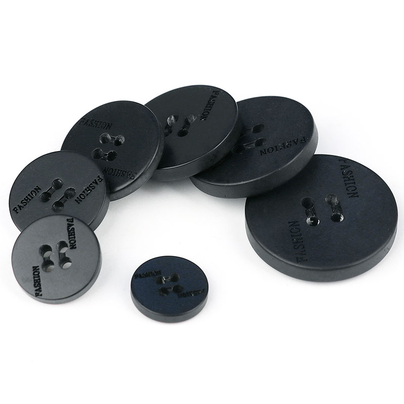 圆形四眼扣子黑色大衣Fashion