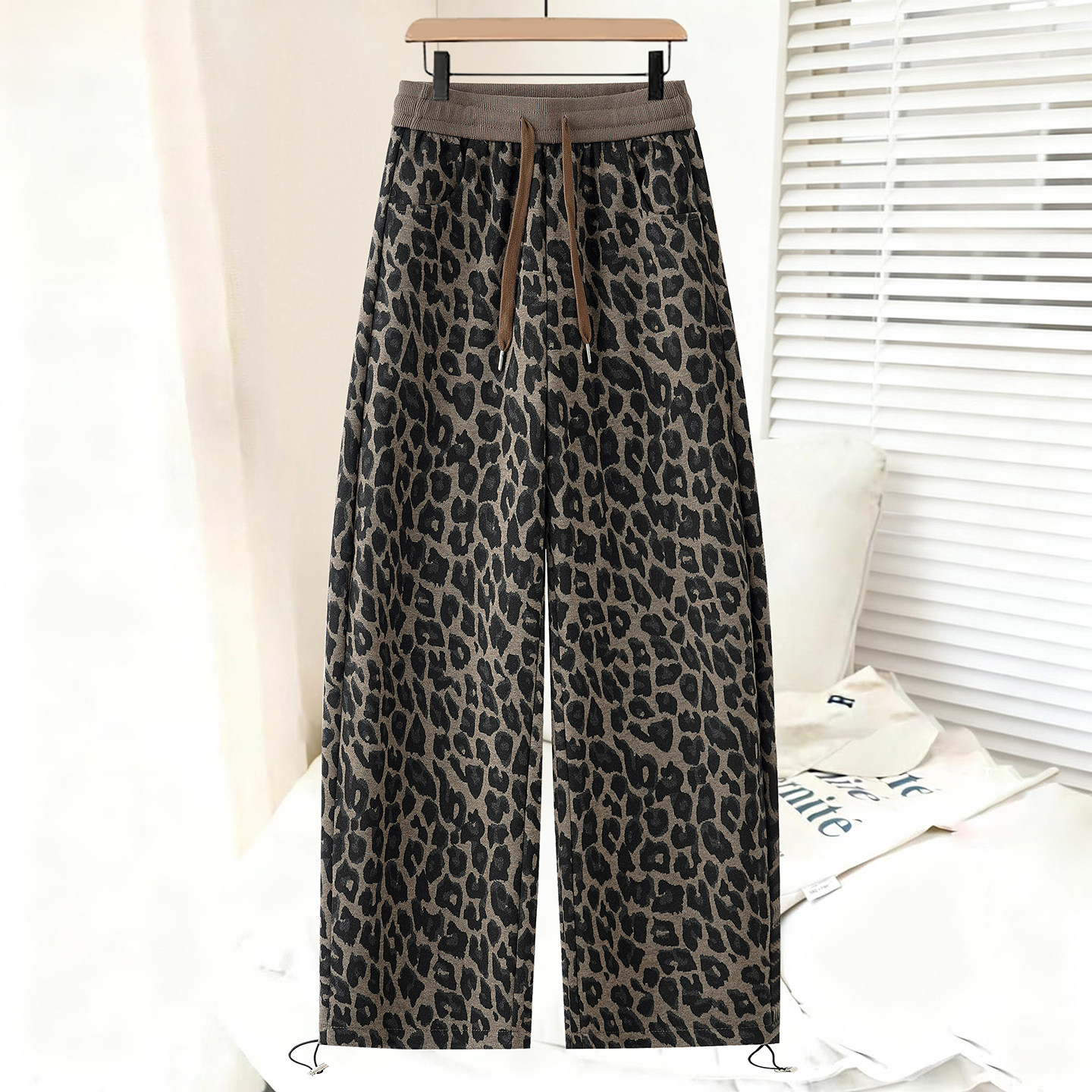 豹纹阔腿弯刀裤女春款松紧腰宽松显瘦酷飒风垂感抽绳束脚休闲裤潮