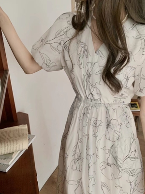 名媛气质高级感法式水墨画长裙2024新款V领漂亮洋气雪纺连衣裙