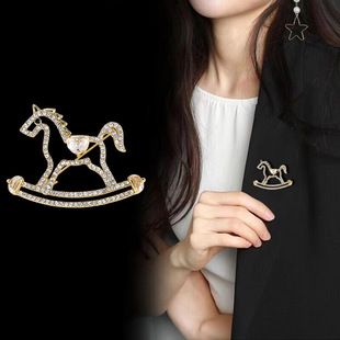 配饰 别针防走光胸花时尚 新款 轻奢小马胸针女水钻高档气质百搭西装
