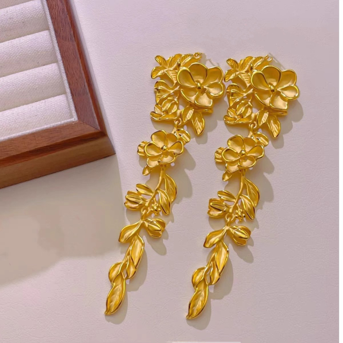 花朵长版流苏镀金耳针新