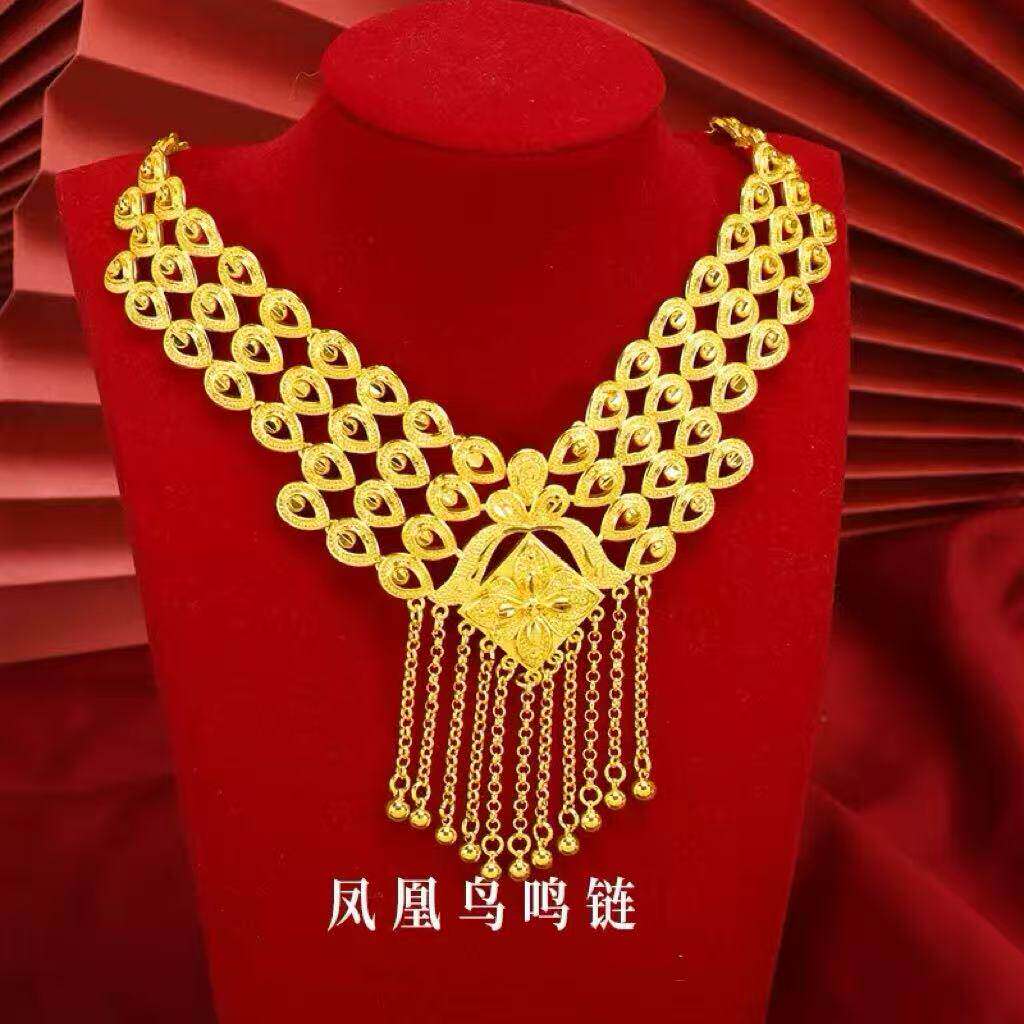 金店橱窗展示花朵项链摆