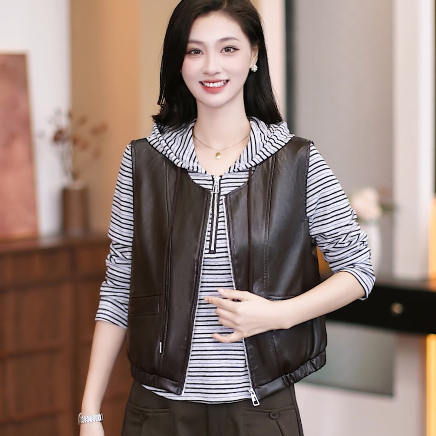 韩版PU皮马甲条纹连帽衫两件套女