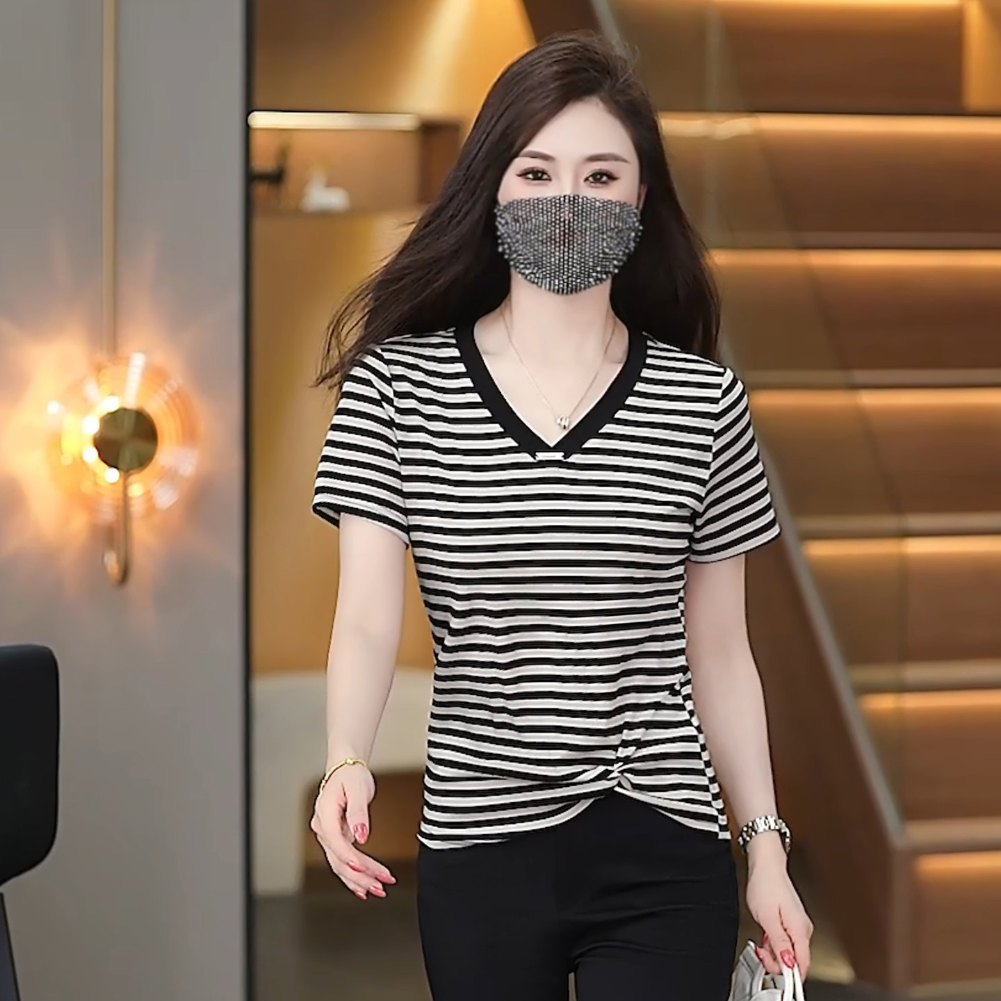 黑白条纹V领扭结修身短袖女T恤衫