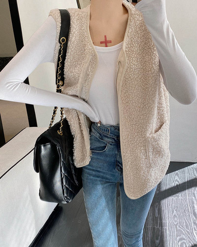 王小姐 77WXJ83371