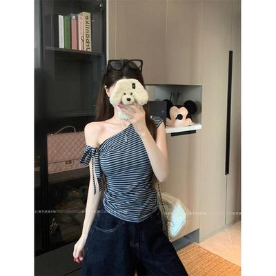 韩系灰色条纹斜肩短袖T恤女夏季设计感露肩系带修身短款辣妹上衣