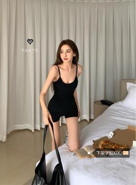 ins辣妹设计感黑色吊带连体短裤女夏季2025新款性感收腰打底裤子