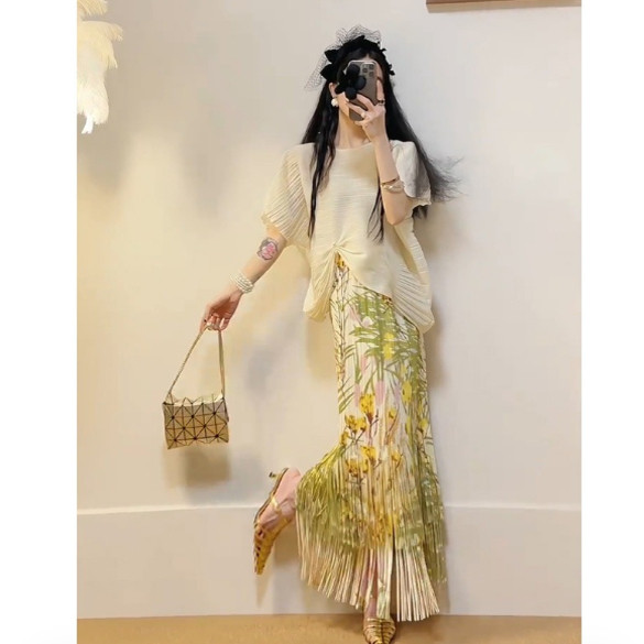 00后2026褶皱系列流行流須高温印花直筒半身裙和纯色上衣套装