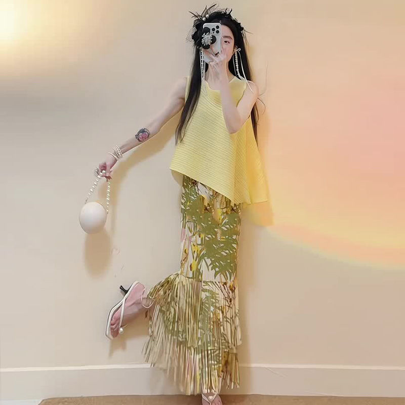 00后2025新款褶皱无袖上衣女夏季度假风高腰显瘦流苏半身裙两件套