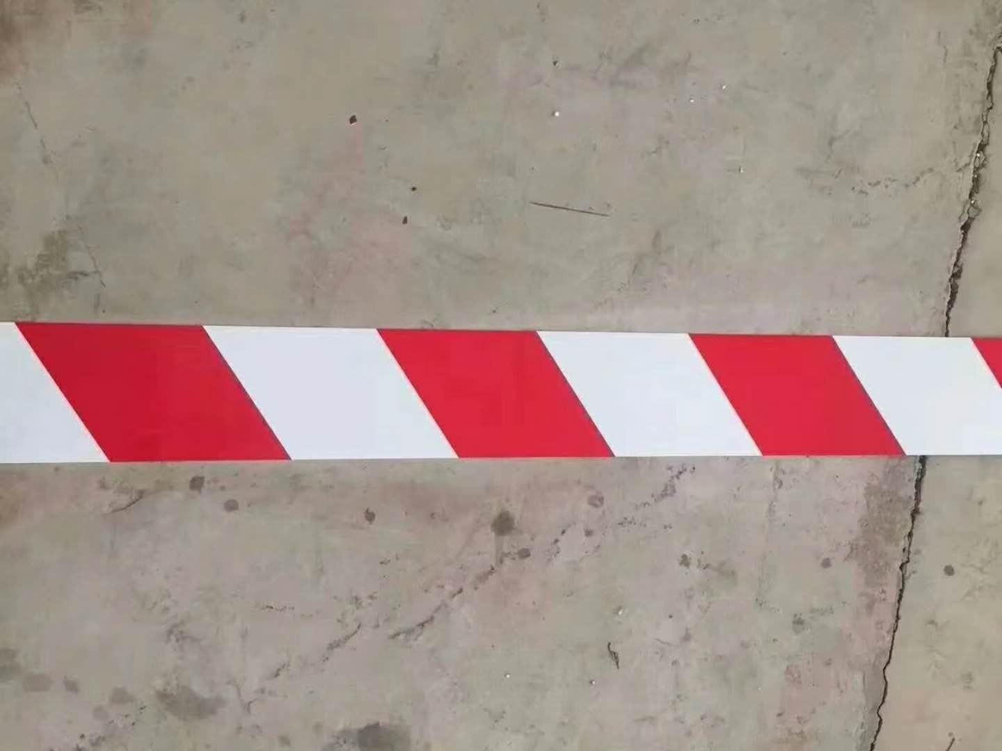 铁皮彩瓦踢脚板 红白斜纹楼层隔离带 建筑工地外架黄黑直纹警戒线