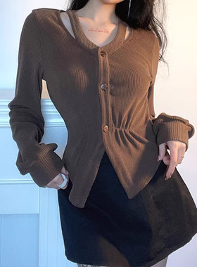 2026秋季新款v领露锁骨开衫女复古棕色排扣显瘦短裙毛衣两件套