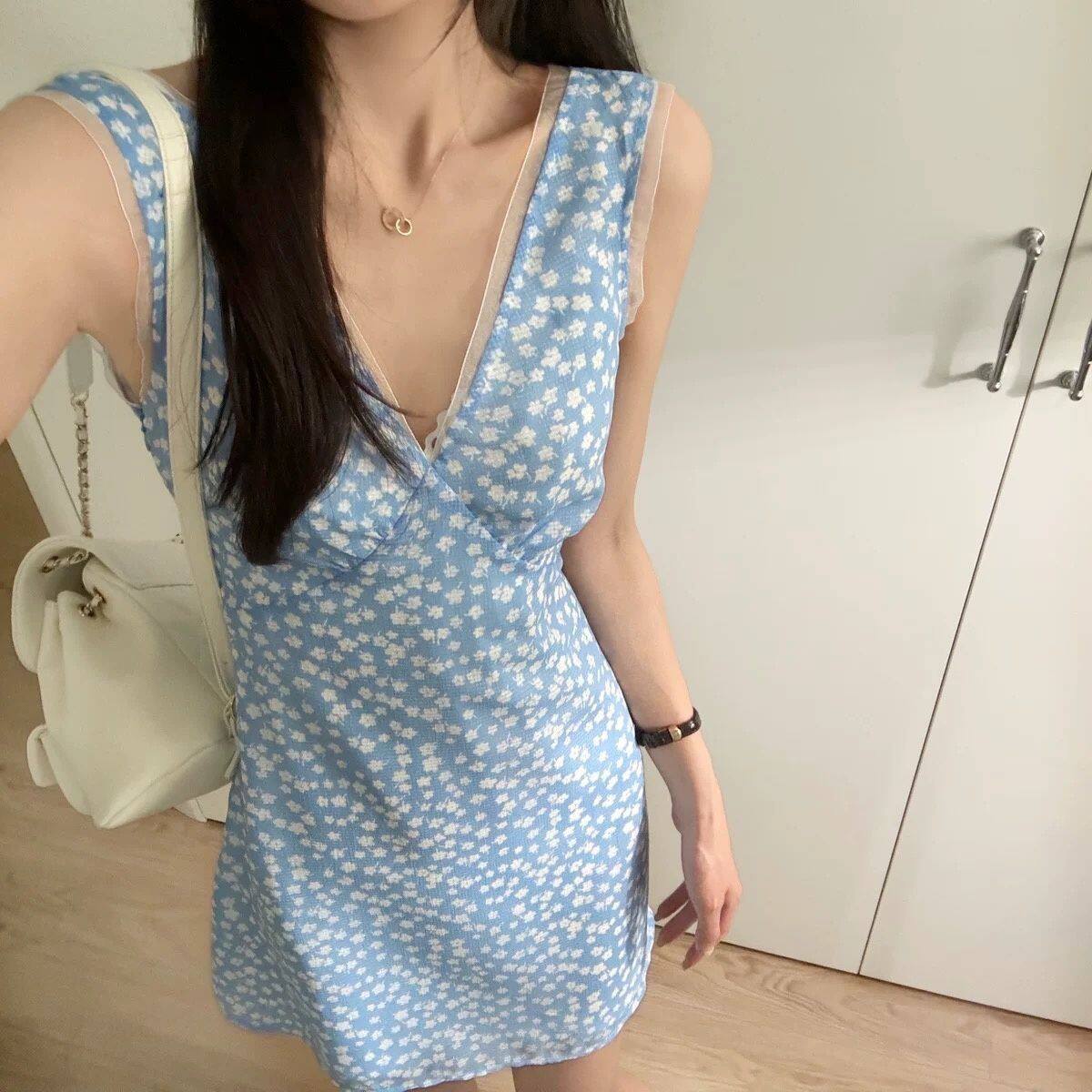 韩系蓝色清新碎花v领背心连衣裙女夏季修身度假风无袖收腰短裙子