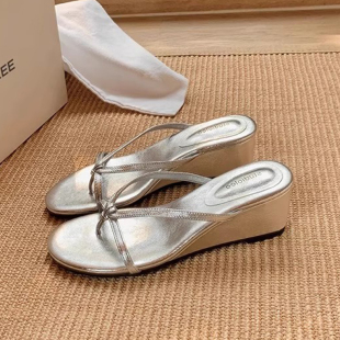 外穿仙女风细带坡跟凉拖鞋 厚底夹趾人字拖女2026夏季 法式 羊皮版