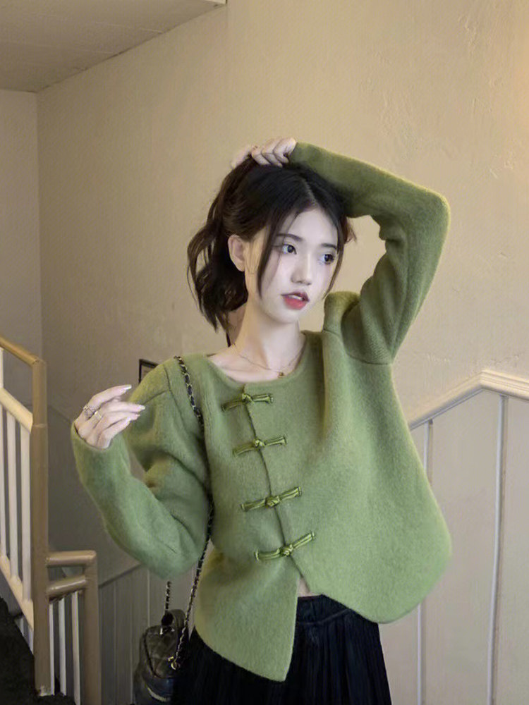 여성용 가을 신상 중국 스타일 니트 가디건 복고풍 민족 스타일 디자인 불규칙한 틈새 녹색 단추 스웨터 재킷