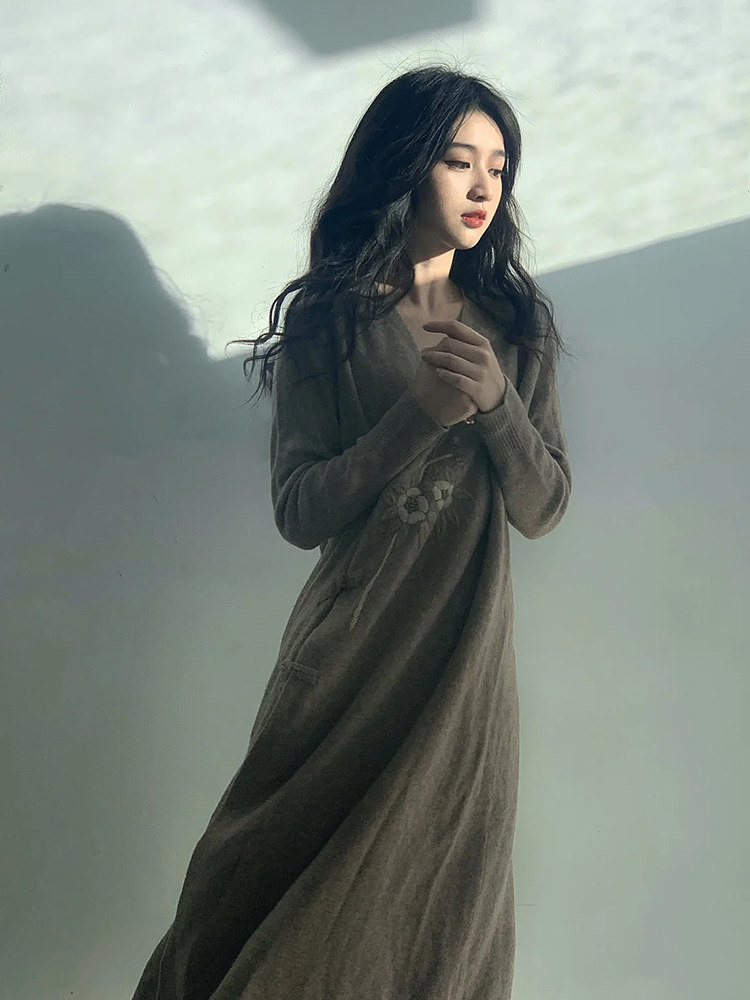 여성을 위한 새로운 중국 스타일 국가 스타일 니트 바닥 드레스 복고풍 자수 디스크 버클 디자인 틈새 서양식 카디건 롱 스커트