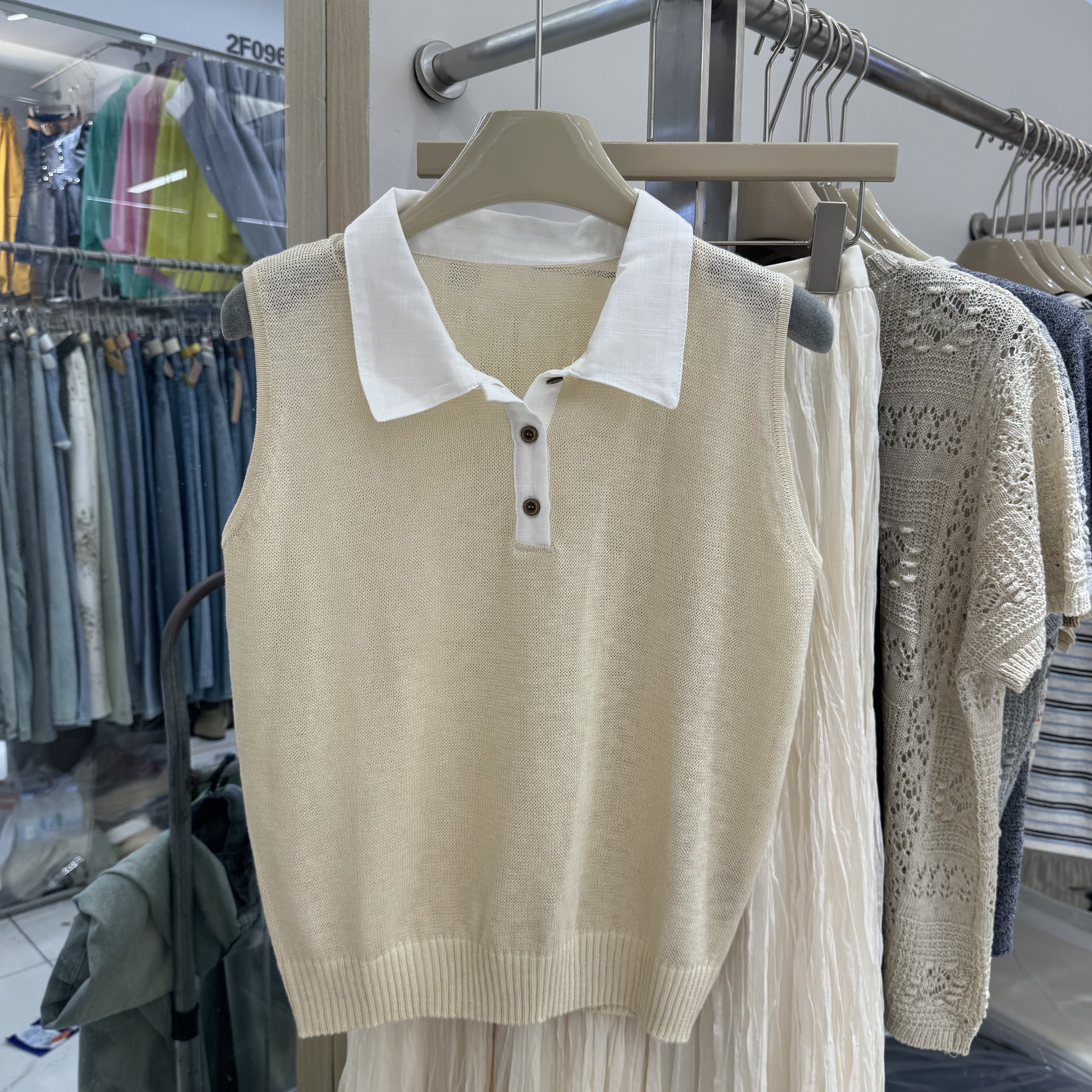 2026夏季韩系简约翻领无袖针织背心女百搭显瘦修身毛衣上衣