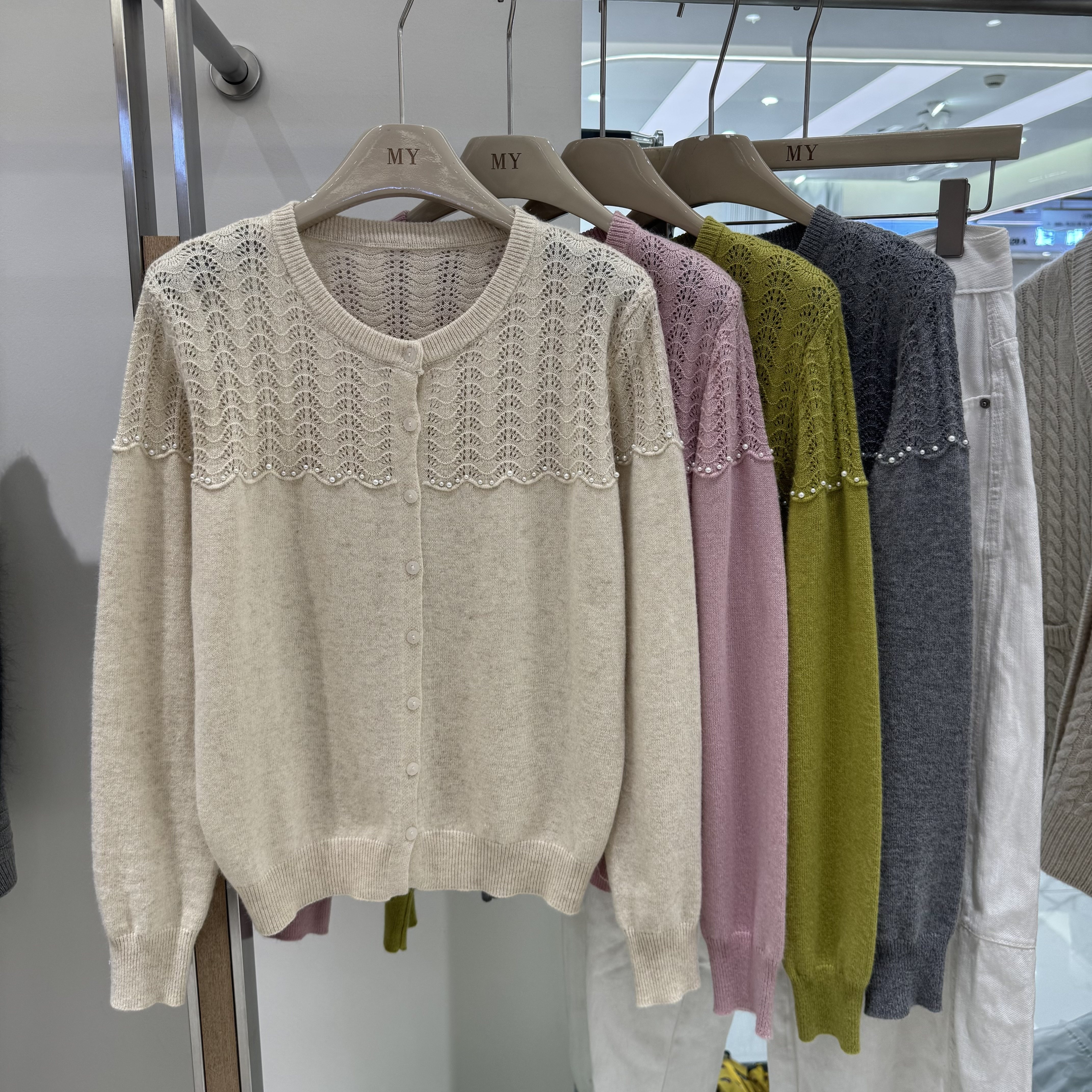 韩系镂空钩花钉珠针织开衫女2026早春新款长袖洋气百搭高级毛衣潮