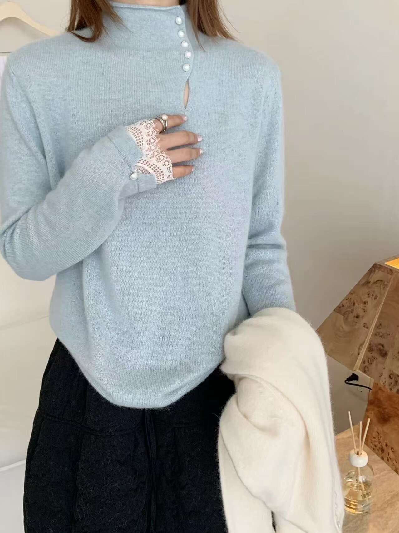 蜜熊绒8396韩范洋气设计感珍珠扣半高领套头针织衫时尚甜美毛衣女