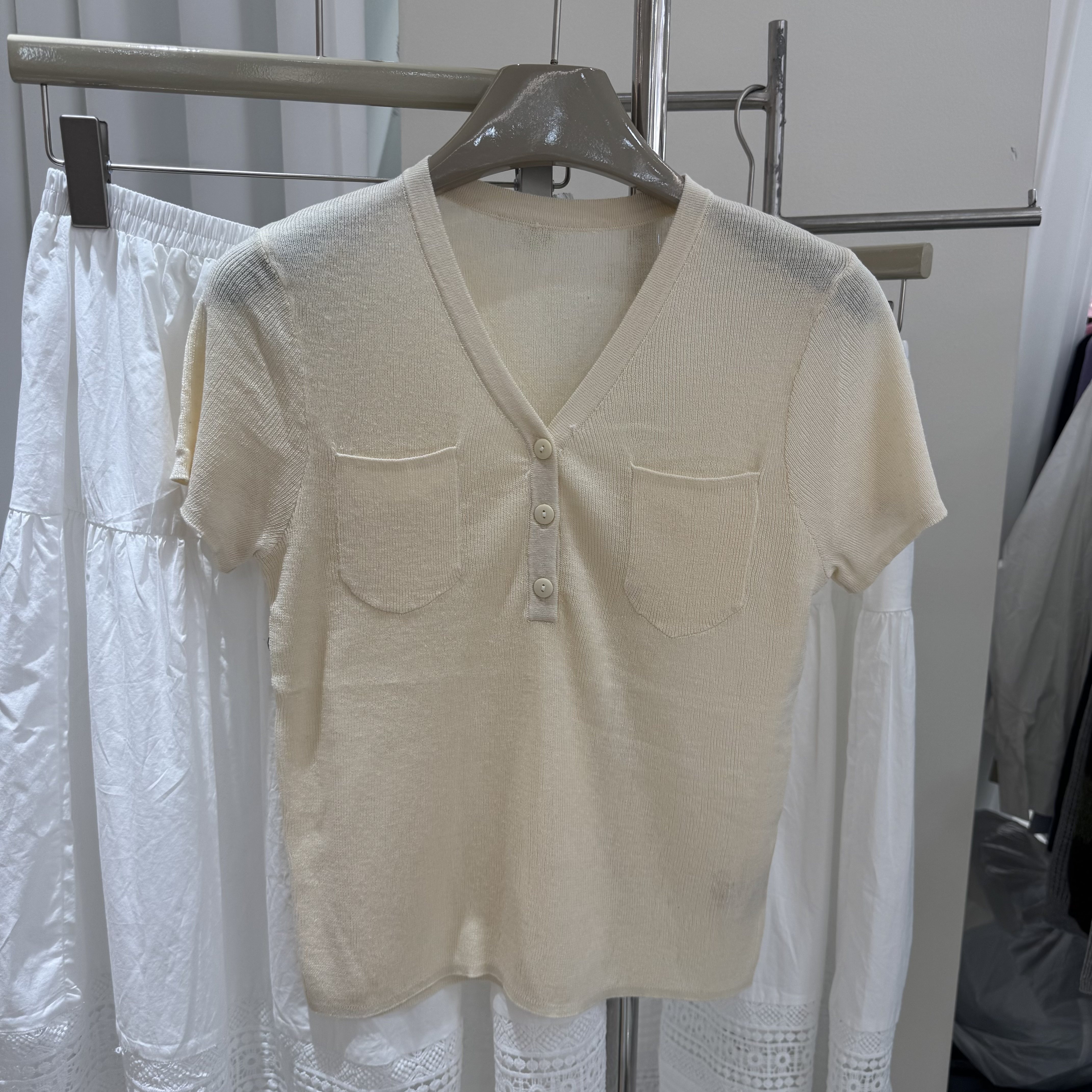 2026夏季通勤简约V领短袖针织衫女2026春季百搭显瘦修身亚麻上衣