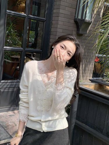 2026春季新款欧货V领蕾丝拼接羊毛针织开衫女打底米白色毛衣外套