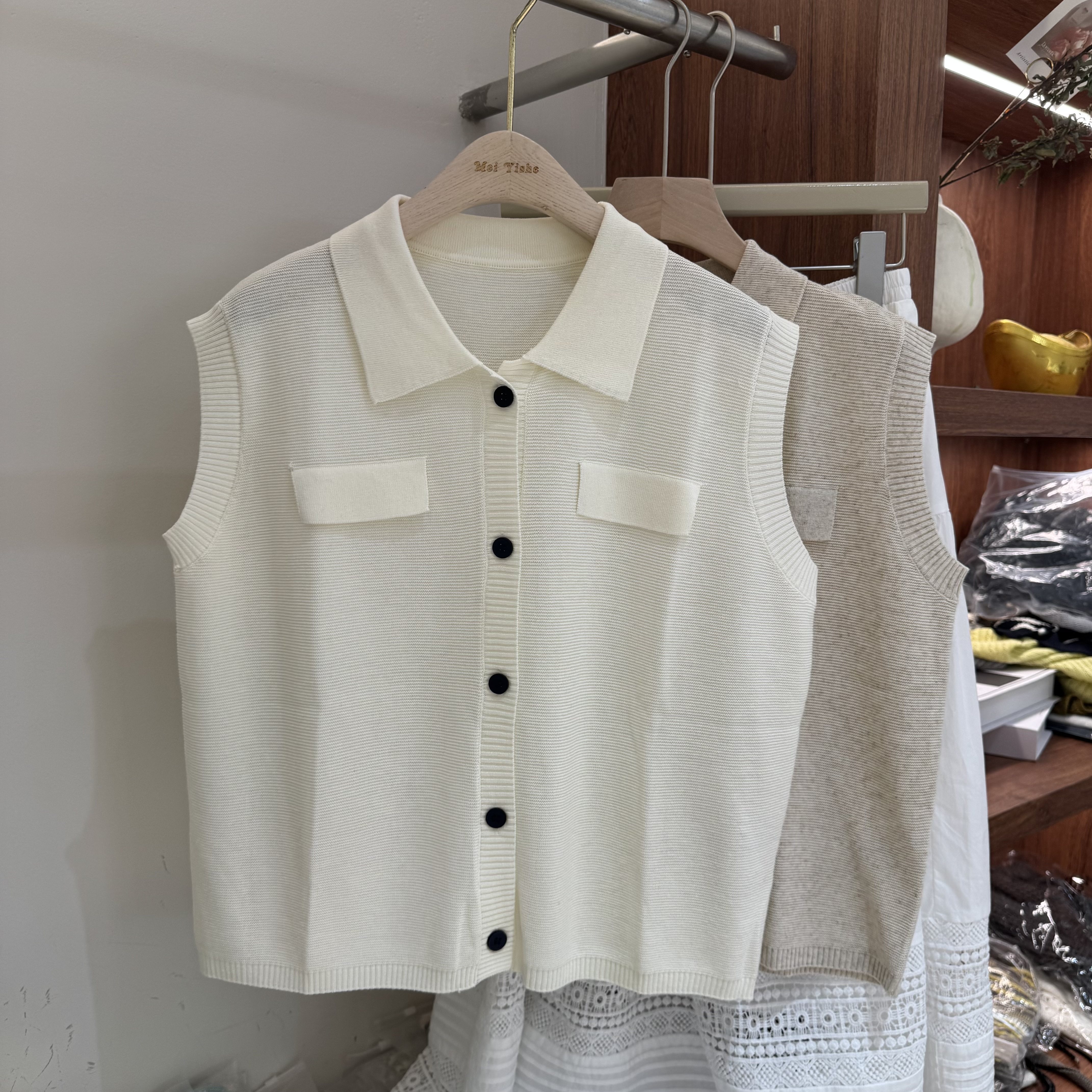 2026夏季翻领撞色纽扣无袖针织衫女时尚百搭显瘦休闲简约马甲上衣