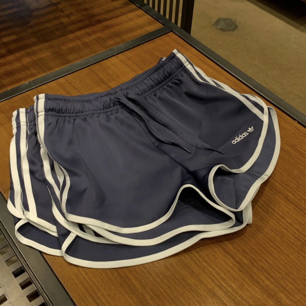 Adidas三叶草 女子运动休闲潮流刺速干透气缎面热裤短裤 JC8895